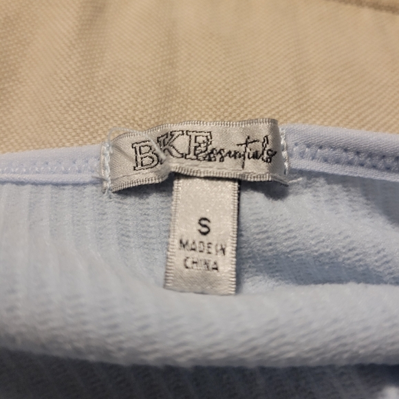 BKE Essentials Cropped Light Blue Key Hole Halter Top Size S - Picture 6 of 6